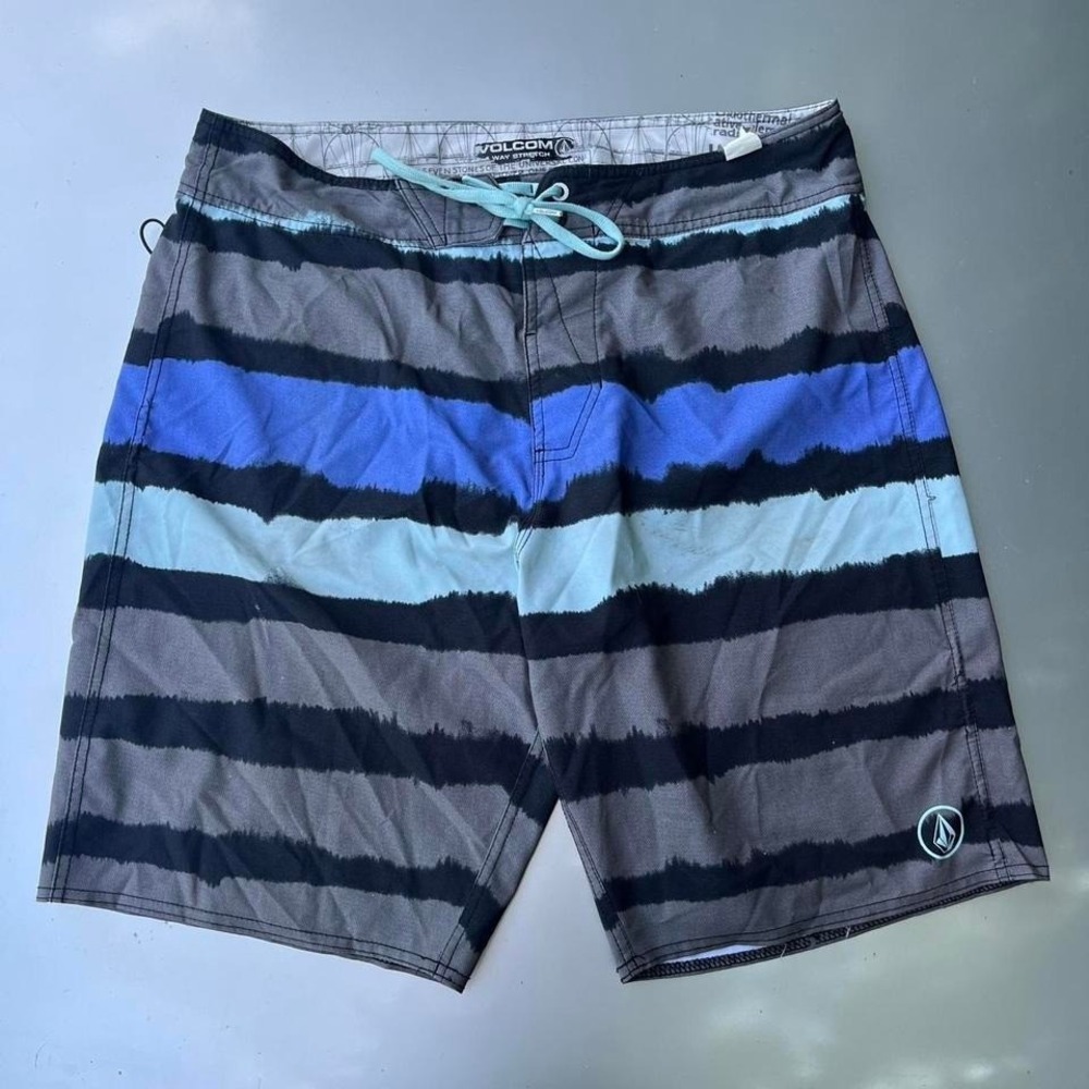 Mid Length Blue and grey Volcom board shorts Y2K surfwear skater